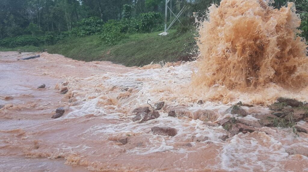 ಸಕಲೇಶಪುರ: ಎತ್ತಿನ ಹೊಳೆ ಯೋಜನೆಯ ಪ್ರಯೋಗಿಕ ಹಂತದ ಪೈಪ್ ಲೈನ್ ಬಿರುಕು ಬಿಟ್ಟು ನೀರು ಸೋರಿಕೆ