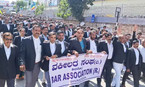 ವಕೀಲನ ಮೇಲೆ ಹಲ್ಲೆ ಖಂಡಿಸಿ ಶಿವಮೊಗ್ಗದಲ್ಲಿ ವಕೀಲರ ಸಂಘದಿಂದ ಪ್ರತಿಭಟನೆ