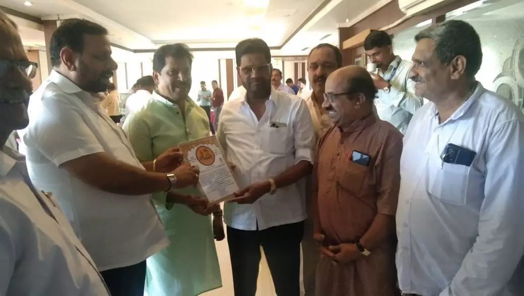 ಪುತ್ತಿಗೆ ಪರ್ಯಾಯಕ್ಕೆ ಜ.14ರಂದು ಹೊರೆ ಕಾಣಿಕೆ ಸಮರ್ಪಣೆ: ಎಂ.ಎನ್.ರಾಜೇಂದ್ರ ಕುಮಾರ್ ಪುತ್ತಿಗೆ ಪರ್ಯಾಯಕ್ಕೆ ಜ.14ರಂದು ಹೊರೆ ಕಾಣಿಕೆ ಸಮರ್ಪಣೆ: ಎಂ.ಎನ್.ರಾಜೇಂದ್ರ ಕುಮಾರ್