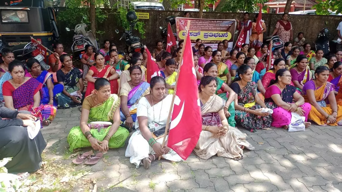 ಕನಿಷ್ಟ ಕೂಲಿ, ತುಟ್ಟಿ ಭತ್ಯೆಗಾಗಿ ಬೀಡಿ ಕಾರ್ಮಿಕರ ಧರಣಿ ಕನಿಷ್ಟ ಕೂಲಿ, ತುಟ್ಟಿ ಭತ್ಯೆಗಾಗಿ ಬೀಡಿ ಕಾರ್ಮಿಕರ ಧರಣಿ