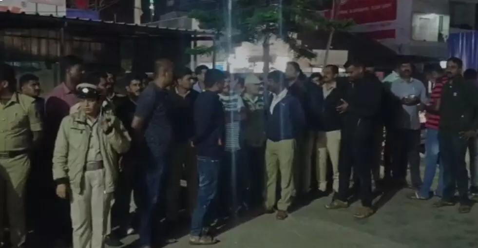 ಚಿಕ್ಕಮಗಳೂರು: 6 ಮಂದಿ ಪೊಲೀಸರ ಅಮಾನತು; ಕೆಲಸ ಸ್ಥಗಿತಗೊಳಿಸಿ ಮೌನ ಪ್ರತಿಭಟನೆ ನಡೆಸಿದ ಪೊಲೀಸರು ಚಿಕ್ಕಮಗಳೂರು: 6 ಮಂದಿ ಪೊಲೀಸರ ಅಮಾನತು; ಕೆಲಸ ಸ್ಥಗಿತಗೊಳಿಸಿ ಮೌನ ಪ್ರತಿಭಟನೆ ನಡೆಸಿದ ಪೊಲೀಸರು