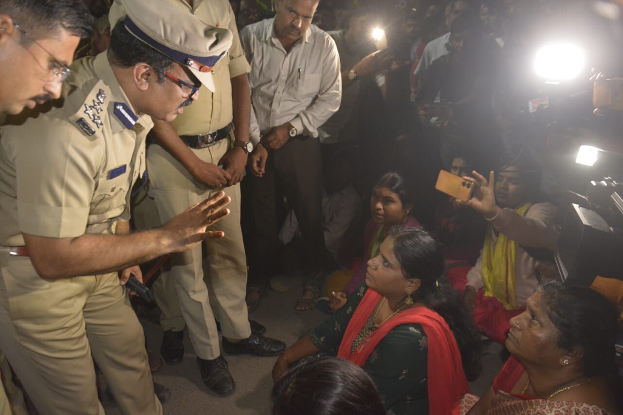 ಚಿಕ್ಕಮಗಳೂರು: ಅಮಾನತಾದ ಪೊಲೀಸರನ್ನು ಬೆಂಬಲಿಸಿ ಬೀದಿಗಿಳಿದ ಸಿಬ್ಬಂದಿ, ಕುಟುಂಬಸ್ಥರು