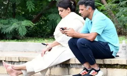 ‌ಅಂಡರ್‌ 19 ಕ್ರಿಕೆಟ್: ಮೆಟ್ಟಿಲುಗಳ ಮೇಲೆ ಕುಳಿತು ಮಗನ ಆಟ ವೀಕ್ಷಿಸಿದ ರಾಹುಲ್‌ ದ್ರಾವಿಡ್‌ ದಂಪತಿ