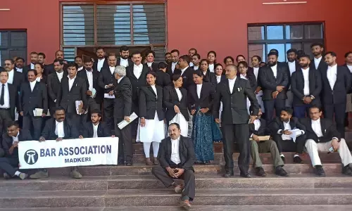 ಯುವ ವಕೀಲನ ಮೇಲೆ ಹಲ್ಲೆ ಖಂಡಿಸಿ ಮಡಿಕೇರಿಯಲ್ಲಿ ವಕೀಲರ ಸಂಘ ಪ್ರತಿಭಟನೆ