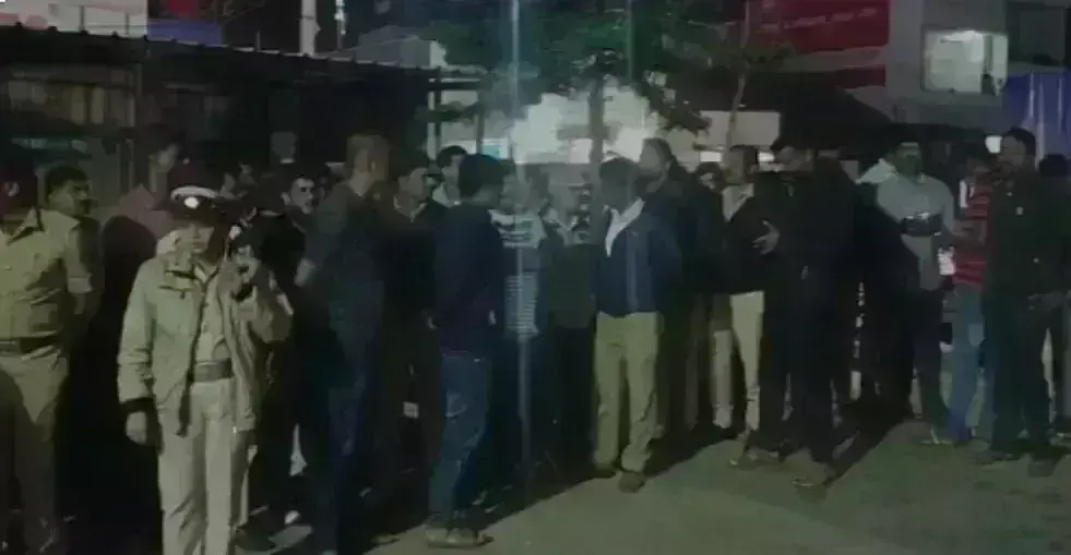 ಚಿಕ್ಕಮಗಳೂರು: ವಕೀಲನ ಮೇಲೆ ಹಲ್ಲೆ ಪ್ರಕರಣ: ಮುಂಜಾನೆವರೆಗೂ ಪೊಲೀಸ್ ಸಿಬ್ಬಂದಿಯಿಂದ ಧರಣಿ