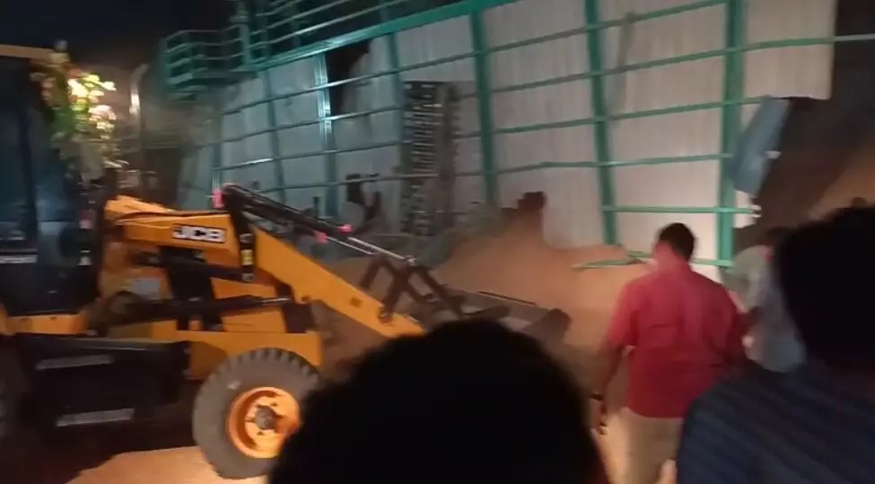 ಗೋದಾಮಿನಲ್ಲಿ ಕಾರ್ಮಿಕರ ಮೇಲೆ ಮೆಕ್ಕೆಜೋಳದ ಚೀಲಗಳ ಕುಸಿತ; ಚೀಲದಡಿಯಲ್ಲಿ ಸಿಲುಕಿರುವ 10ಕ್ಕೂ ಹೆಚ್ಚು ಕಾರ್ಮಿಕರು