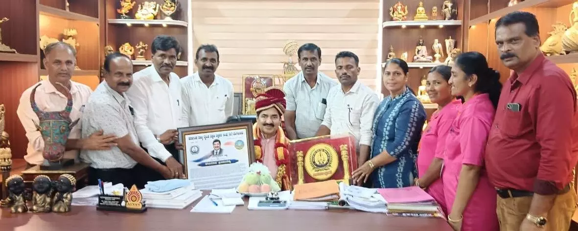 ಡಾ. ಮೋಹನ ಆಳ್ವಗೆ ಕರುನಾಡ ಕ್ರೀಡಾರತ್ನ ಪ್ರಶಸ್ತಿ ಪ್ರದಾನ ಡಾ. ಮೋಹನ ಆಳ್ವಗೆ ಕರುನಾಡ ಕ್ರೀಡಾರತ್ನ ಪ್ರಶಸ್ತಿ ಪ್ರದಾನ