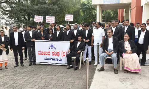 ಮಂಗಳೂರಿನಲ್ಲಿ ವಕೀಲರ ಪ್ರತಿಭಟನೆ