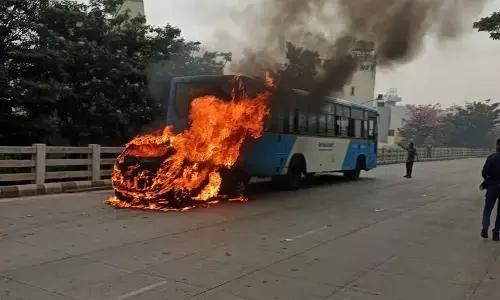ಬಿಎಂಟಿಸಿ ಬಸ್​ಗೆ ಢಿಕ್ಕಿಯಾಗಿ ಹೊತ್ತಿ ಉರಿದ ಕಾರು