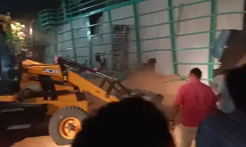 ಗೋದಾಮಿನಲ್ಲಿ ಕಾರ್ಮಿಕರ ಮೇಲೆ ಮೆಕ್ಕೆಜೋಳದ ಚೀಲಗಳ ಕುಸಿತ; ಚೀಲದಡಿಯಲ್ಲಿ ಸಿಲುಕಿರುವ 10ಕ್ಕೂ ಹೆಚ್ಚು ಕಾರ್ಮಿಕರು