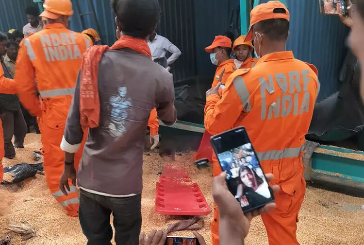 ವಿಜಯಪುರ: ಮೂಟೆ ತುಂಬುವ ಯಂತ್ರ ಕುಸಿದು ಮೂವರು ಕಾರ್ಮಿಕರು ಮೃತ್ಯು