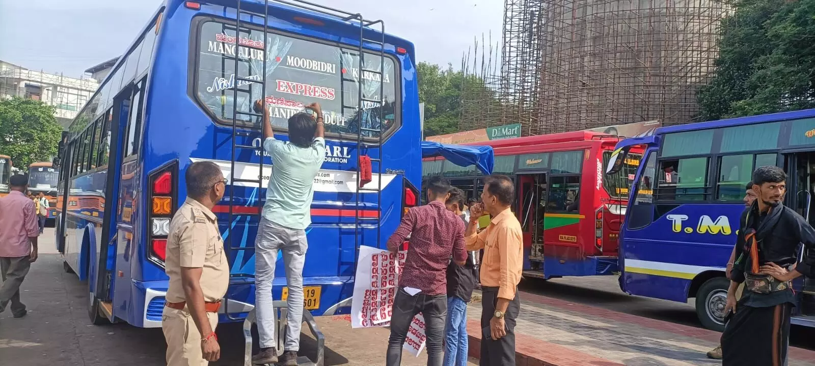 ಬಸ್ಸುಗಳಿಗೆ ಕನ್ನಡ ನಾಮಫಲಕ ಸ್ಟಿಕರ್ ಅಭಿಯಾನ