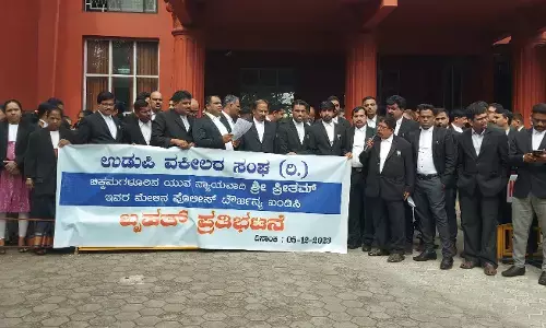 ಉಡುಪಿ| ವಕೀಲನ ಮೇಲೆ ಹಲ್ಲೆ ಪ್ರಕರಣ: ಉಡುಪಿ ವಕೀಲರ ಸಂಘದಿಂದ ಪ್ರತಿಭಟನೆ