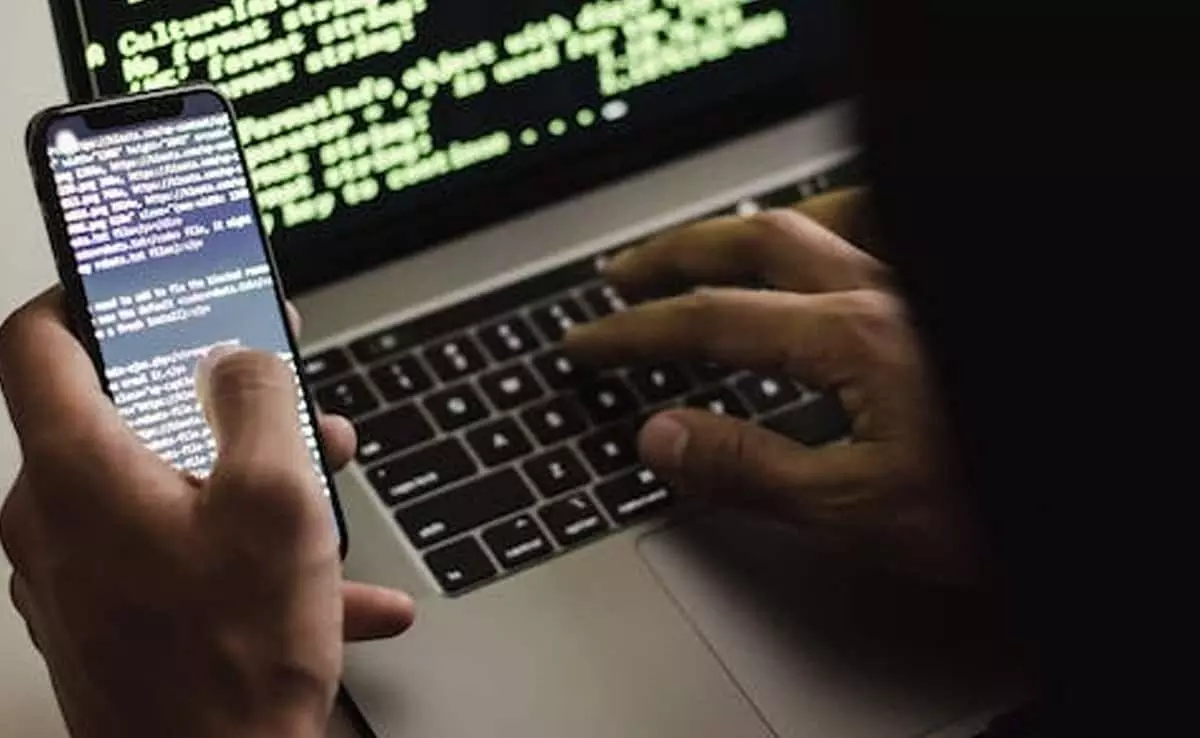 ಏರಿಕೆಯಾಗುತ್ತಿರುವ ‘ಮನೆಯಲ್ಲೇ ಕುಳಿತು ಕೆಲಸ ಮಾಡಿ’ ಹಗರಣ; ಎಚ್ಚರಿಕೆ ನೀಡಿದ ಕೇಂದ್ರ ಏರಿಕೆಯಾಗುತ್ತಿರುವ ‘ಮನೆಯಲ್ಲೇ ಕುಳಿತು ಕೆಲಸ ಮಾಡಿ’ ಹಗರಣ; ಎಚ್ಚರಿಕೆ ನೀಡಿದ ಕೇಂದ್ರ