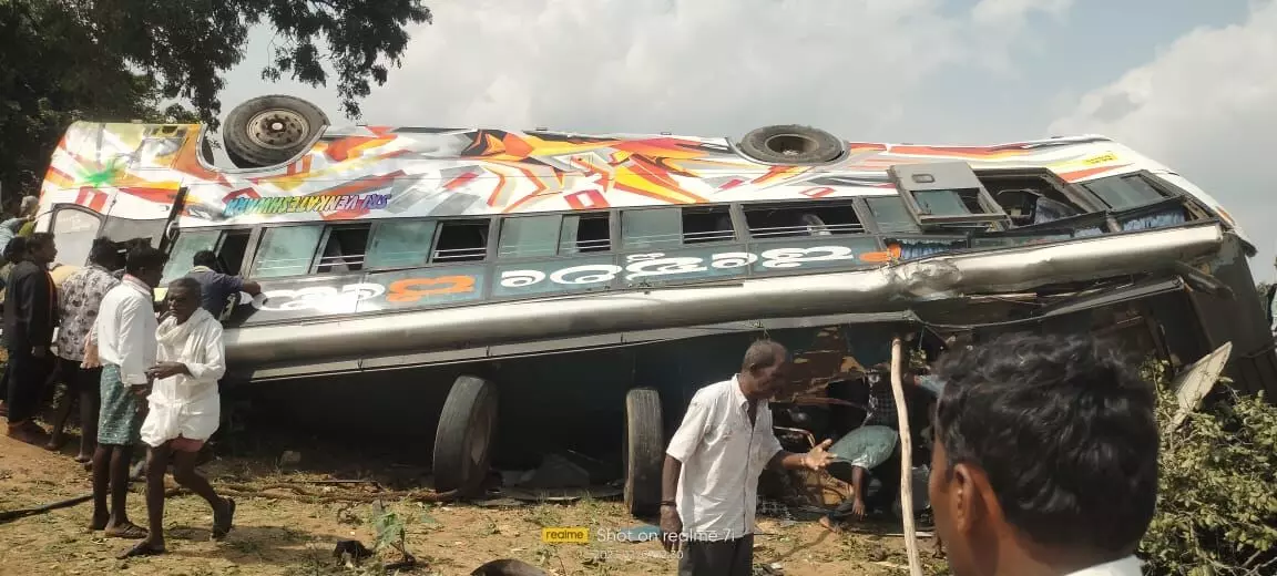 ಚಿಕ್ಕಬಳ್ಳಾಪುರ: ಬಸ್‌ ಪಲ್ಟಿಯಾಗಿ ಇಬ್ಬರು ಮೃತ್ಯು, ಹಲವರಿಗೆ ಗಾಯ