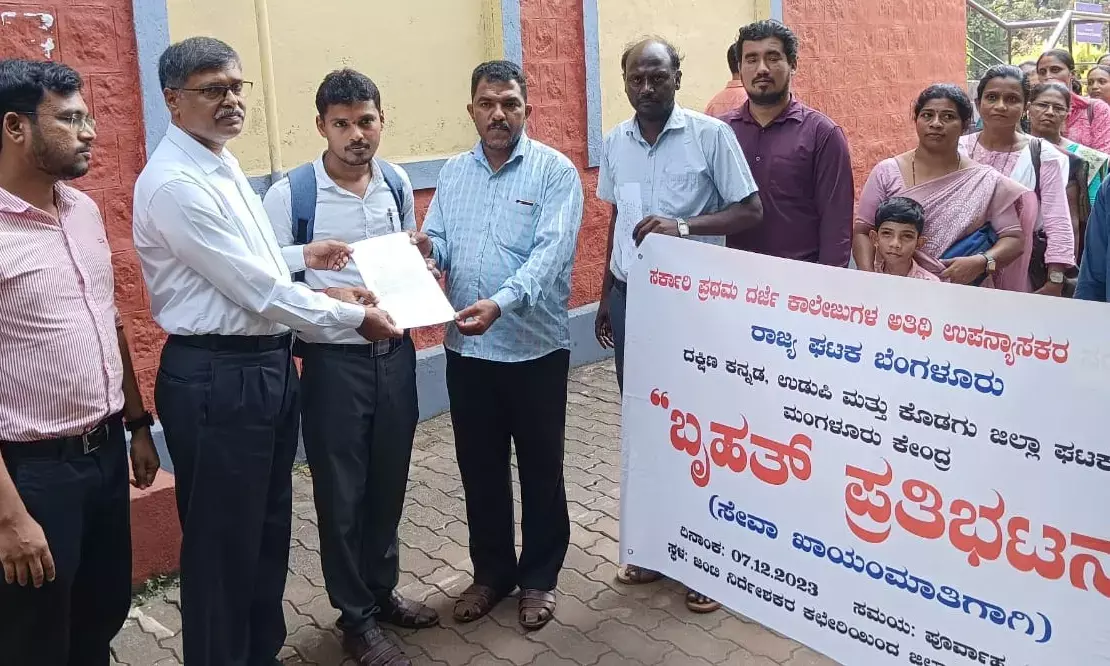 ಬೇಡಿಕೆಗಳ ಈಡೇರಿಕೆಗೆ ಆಗ್ರಹಿಸಿ ಸರಕಾರಿ ಪದವಿ ಕಾಲೇಜು ಅತಿಥಿ ಉಪನ್ಯಾಸಕರ ಧರಣಿ