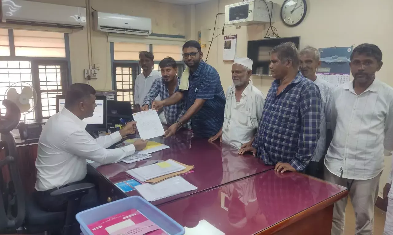 ಕುಡುಪು ದೇವಸ್ಥಾನದ ಜಾತ್ರೆಯಲ್ಲಿ ಮುಸ್ಲಿಂ ವ್ಯಾಪಾರಿಗಳಿಗೆ ಅವಕಾಶ ನಿರಾಕರಣೆ: ಸೂಕ್ತ ಕ್ರಮಕ್ಕೆ ಆಗ್ರಹಿಸಿ ದ.ಕ.ಜಿಲ್ಲಾಡಳಿತಕ್ಕೆ ಮನವಿ