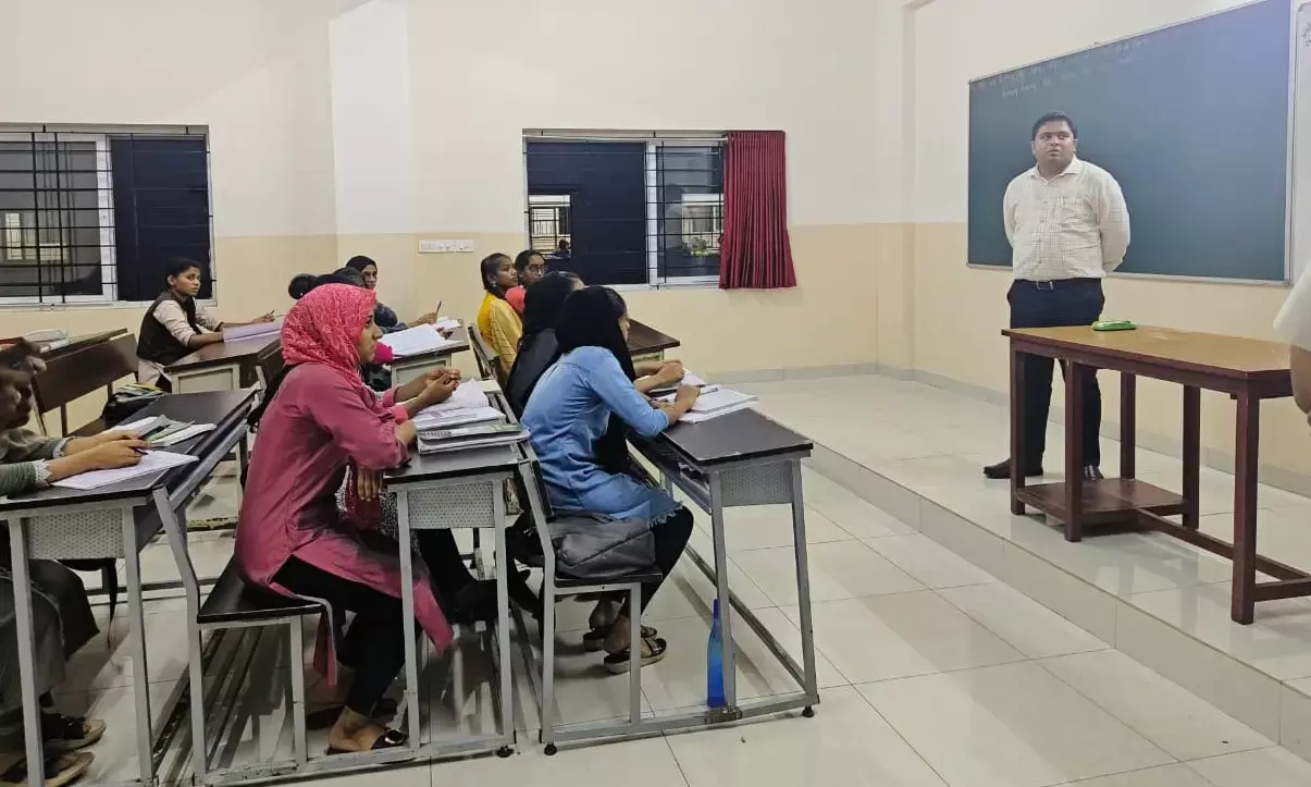 ಉಳ್ಳಾಲ ತಾಲೂಕಿನ ವಸತಿ ಶಾಲೆಗೆ ಜಿಲ್ಲಾಧಿಕಾರಿ ಭೇಟಿ