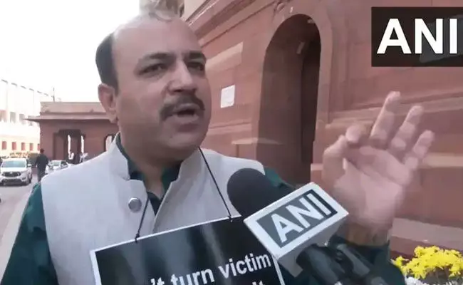 “ಸಂತ್ರಸ್ತೆಯನ್ನು ಅಪರಾಧಿಯನ್ನಾಗಿಸಬೇಡಿ”: ಮಹುವಾಗೆ ನ್ಯಾಯ ಆಗ್ರಹಿಸಿ ಬಿಎಸ್‌ಪಿ ಸಂಸದ ದಾನಿಶ್‌ ಅಲಿ ಏಕಾಂಗಿ ಪ್ರತಿಭಟನೆ