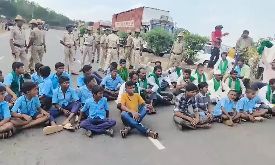 ಬೆಳಗಾವಿ: ಜಮೀನು ಹಕ್ಕು ಪತ್ರ ನೀಡುವಂತೆ ಒತ್ತಾಯಿಸಿ ಕುಟುಂಬ ಸಮೇತ ಬೀದಿಗಿಳಿದ ರೈತರು