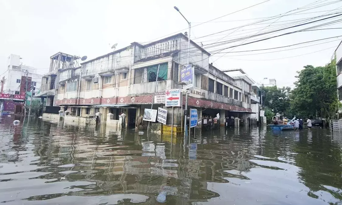 ಚೆನ್ನೈ: ಮಿಚಾಂಗ್ ಚಂಡಮಾರುತ ಯುವಕನ ಮೃತದೇಹ ಕಂದಕದಲ್ಲಿ ಪತ್ತೆ