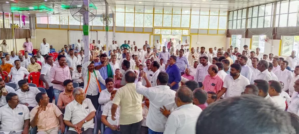 ಬೇಲೂರು | ಕಾಂಗ್ರೆಸ್ ಕಾರ್ಯಕರ್ತರ ಸಭೆಯಲ್ಲಿ ಜಟಾಪಟಿ: ಕುರ್ಚಿಗಳಲ್ಲಿ ಬಡಿದಾಟ !