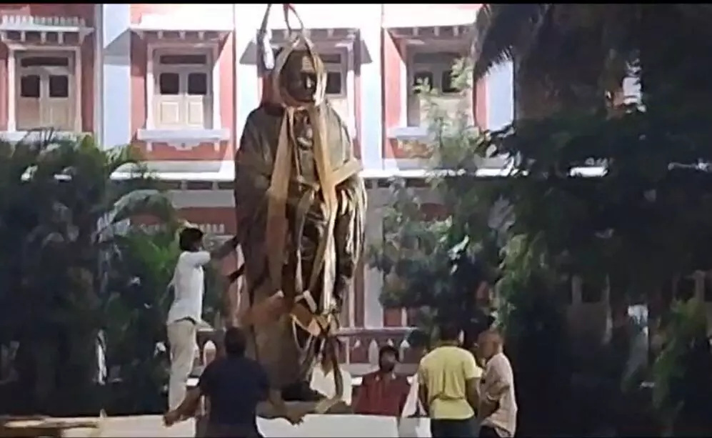 ಮೈಸೂರು| ರಾತ್ರೋ ರಾತ್ರಿ ಗನ್ ಹೌಸ್ ವೃತ್ತದಲ್ಲಿ ರಾಜೇಂದ್ರ ಸ್ವಾಮೀಜಿಗಳ ಪ್ರತಿಮೆ ಪ್ರತಿಷ್ಠಾಪನೆ