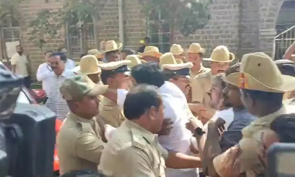 ಬಿಜೆಪಿ ಮುಖಂಡ ಮಣಿಕಂಠ ರಾಠೋಡ್ ಪತ್ರಿಕಾಗೋಷ್ಠಿಗೆ ಕಾಂಗ್ರೆಸ್ ಕಾರ್ಯಕರ್ತರಿಂದ ವಿರೋಧ