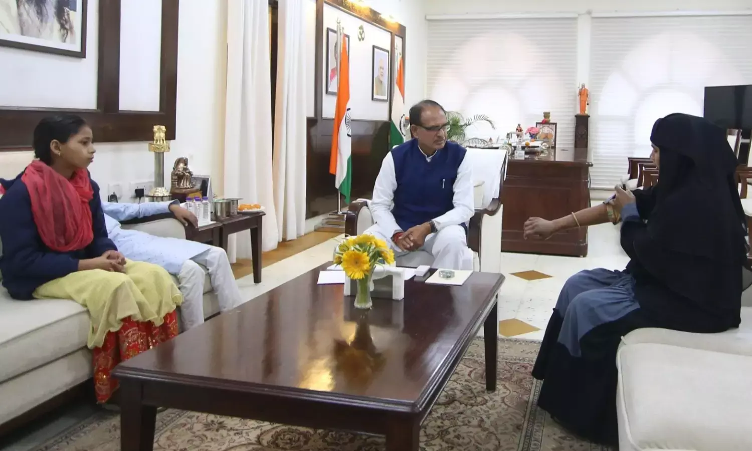 ಬಿಜೆಪಿಗೆ ಮತ ಚಲಾಯಿಸಿದ ಮಹಿಳೆ ಮೇಲೆ ಕುಟುಂಬಿಕರಿಂದ ಹಲ್ಲೆ ಆರೋಪ ; ಸಂತ್ರಸ್ತೆಯಿಂದ ಮಧ್ಯಪ್ರದೇಶ ಮುಖ್ಯಮಂತ್ರಿಯ ಭೇಟಿ