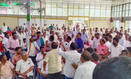 ಬೇಲೂರು | ಕಾಂಗ್ರೆಸ್ ಕಾರ್ಯಕರ್ತರ ಸಭೆಯಲ್ಲಿ ಜಟಾಪಟಿ: ಕುರ್ಚಿಗಳಲ್ಲಿ ಬಡಿದಾಟ !