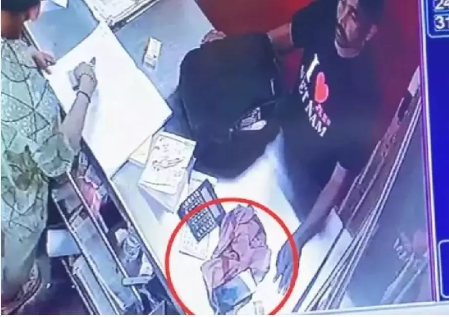 ವಿಟ್ಲ | ಗ್ರಾಹಕರ ಸೋಗಿನಲ್ಲಿ ವೈನ್ ಶಾಪ್ ನಿಂದ ಮೊಬೈಲ್ ಕಳ್ಳತನ: ಸಿಸಿಟಿವಿಯಲ್ಲಿ ದೃಶ್ಯ ಸೆರೆ ವಿಟ್ಲ | ಗ್ರಾಹಕರ ಸೋಗಿನಲ್ಲಿ ವೈನ್ ಶಾಪ್ ನಿಂದ ಮೊಬೈಲ್ ಕಳ್ಳತನ: ಸಿಸಿಟಿವಿಯಲ್ಲಿ ದೃಶ್ಯ ಸೆರೆ