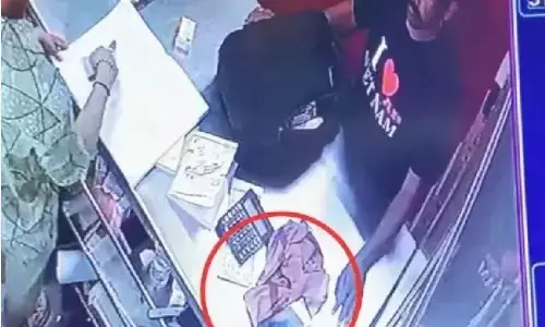 ವಿಟ್ಲ | ಗ್ರಾಹಕರ ಸೋಗಿನಲ್ಲಿ ವೈನ್ ಶಾಪ್ ನಿಂದ ಮೊಬೈಲ್ ಕಳ್ಳತನ: ಸಿಸಿಟಿವಿಯಲ್ಲಿ ದೃಶ್ಯ ಸೆರೆ