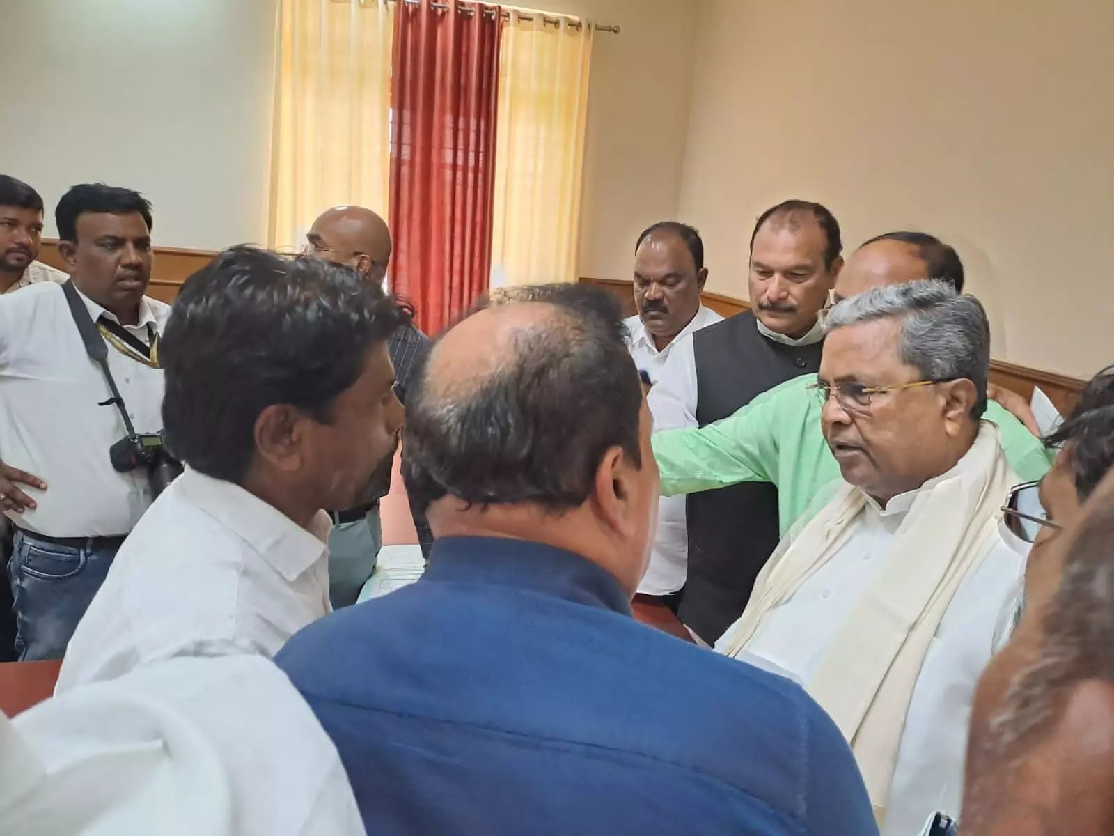 ಉಡುಪಿ: ತಾಯಿ ಮಕ್ಕಳ ಕಗ್ಗೊಲೆ ಪ್ರಕರಣ; ತ್ವರಿತ ವಿಚಾರಣೆ ನಡೆಸಿ ನ್ಯಾಯ ಒದಗಿಸುವಂತೆ ಆಗ್ರಹಿಸಿ ಸಿಎಂ ಗೆ ಮನವಿ ಉಡುಪಿ: ತಾಯಿ ಮಕ್ಕಳ ಕಗ್ಗೊಲೆ ಪ್ರಕರಣ; ತ್ವರಿತ ವಿಚಾರಣೆ ನಡೆಸಿ ನ್ಯಾಯ ಒದಗಿಸುವಂತೆ ಆಗ್ರಹಿಸಿ ಸಿಎಂ ಗೆ ಮನವಿ