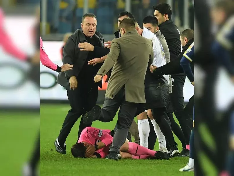 ಟರ್ಕಿ: ಮೈದಾನದಲ್ಲಿ ರೆಫರಿಗೆ ಕ್ಲಬ್ ಅಧ್ಯಕ್ಷ, ಸಂಗಡಿಗರಿಂದ ಹಲ್ಲೆ