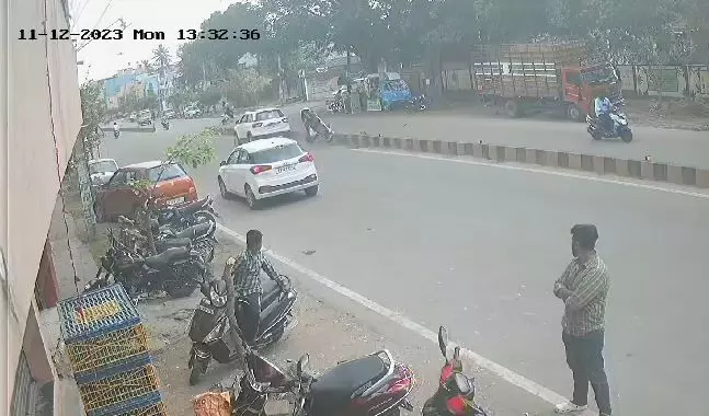 ಚಿಕ್ಕಮಗಳೂರು: ಓವರ್ ಟೇಕ್ ಮಾಡುವ ಭರದಲ್ಲಿ ದ್ವಿಚಕ್ರ ವಾಹನಕ್ಕೆ ಢಿಕ್ಕಿ ಹೊಡೆದು ಪರಾರಿಯಾದ ಕಾರು ಚಿಕ್ಕಮಗಳೂರು: ಓವರ್ ಟೇಕ್ ಮಾಡುವ ಭರದಲ್ಲಿ ದ್ವಿಚಕ್ರ ವಾಹನಕ್ಕೆ ಢಿಕ್ಕಿ ಹೊಡೆದು ಪರಾರಿಯಾದ ಕಾರು