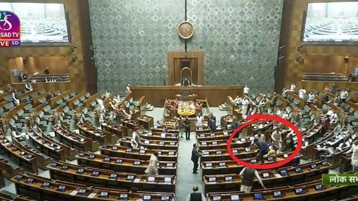 ಲೋಕಸಭೆಯಲ್ಲಿ ಭದ್ರತಾ ಲೋಪ: ಸಂಸದರತ್ತ ನುಗ್ಗಿದ ಅಪರಿಚಿತರು ಲೋಕಸಭೆಯಲ್ಲಿ ಭದ್ರತಾ ಲೋಪ: ಸಂಸದರತ್ತ ನುಗ್ಗಿದ ಅಪರಿಚಿತರು