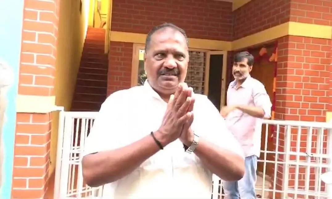 ತಪ್ಪು ಯಾರು ಮಾಡಿದರೂ ತಪ್ಪೇ: ಸಂಸತ್ತಿಗೆ ನುಗ್ಗಿದ ಮೈಸೂರಿನ ಮನೋರಂಜನ್ ತಂದೆಯ ಹೇಳಿಕೆ ತಪ್ಪು ಯಾರು ಮಾಡಿದರೂ ತಪ್ಪೇ: ಸಂಸತ್ತಿಗೆ ನುಗ್ಗಿದ ಮೈಸೂರಿನ ಮನೋರಂಜನ್ ತಂದೆಯ ಹೇಳಿಕೆ