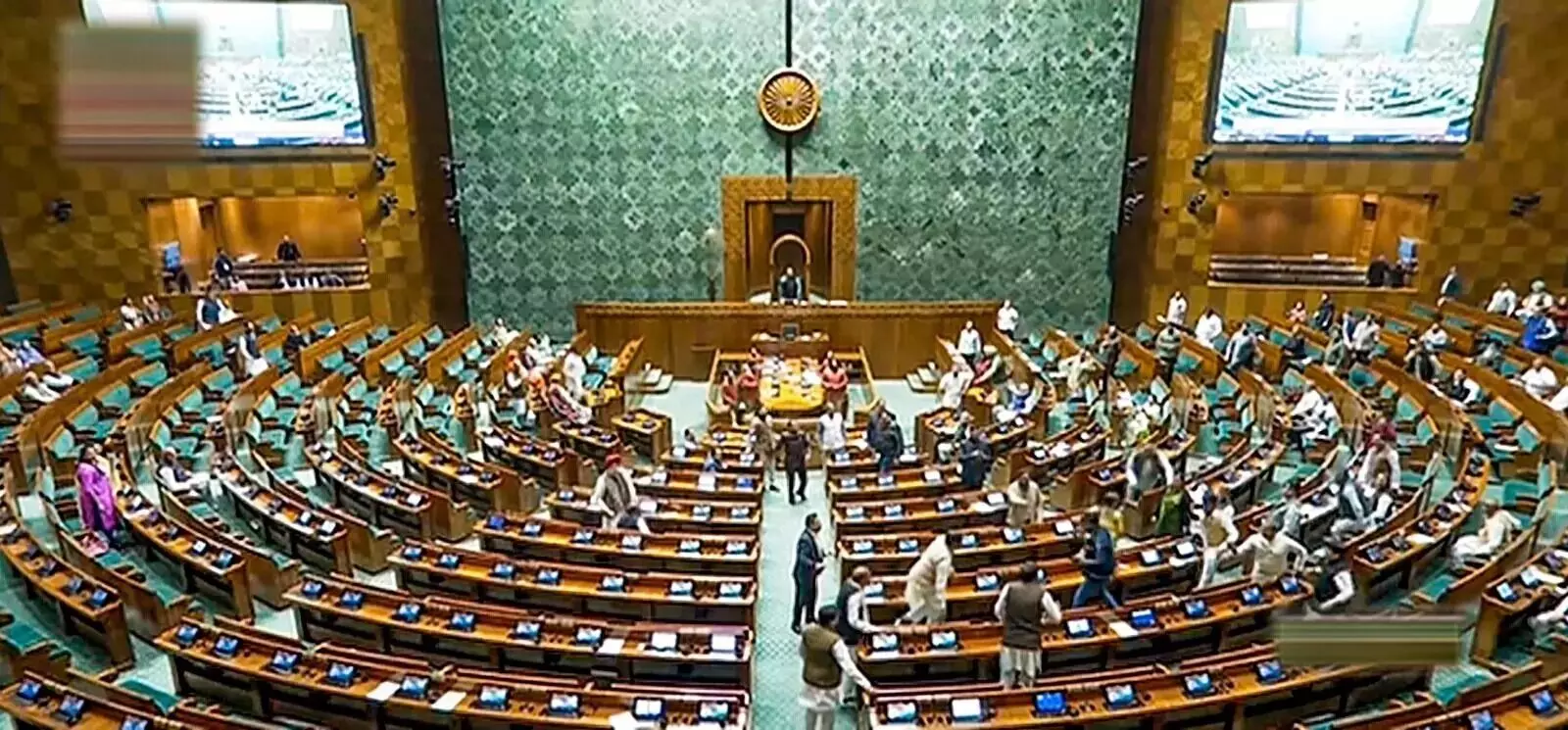 ಸಂಸತ್ತಿನೊಳಗೆ ಅಪರಿಚಿತರು ನುಗ್ಗಿದ ಬೆನ್ನಿಗೇ ಪ್ರಧಾನಿ ಮೋದಿಯನ್ನು ಪ್ರಶಂಸಿಸುವ ವೀಡಿಯೊ ಟ್ವೀಟ್ ಮಾಡಿದ ಬಿಜೆಪಿ ಸಂಸತ್ತಿನೊಳಗೆ ಅಪರಿಚಿತರು ನುಗ್ಗಿದ ಬೆನ್ನಿಗೇ ಪ್ರಧಾನಿ ಮೋದಿಯನ್ನು ಪ್ರಶಂಸಿಸುವ ವೀಡಿಯೊ ಟ್ವೀಟ್ ಮಾಡಿದ ಬಿಜೆಪಿ