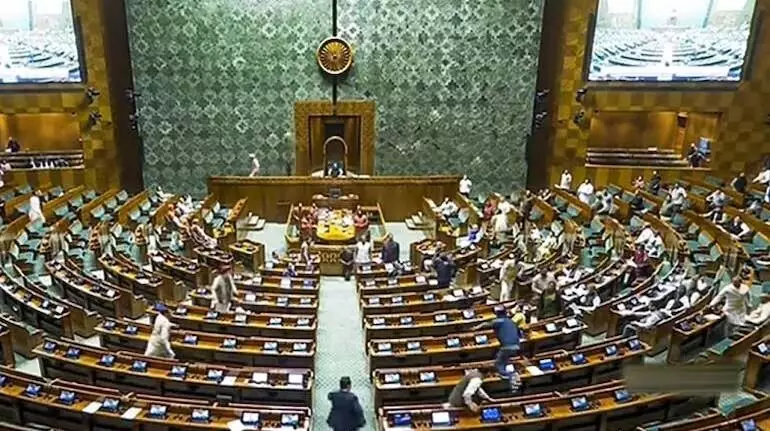 ಸಂಸತ್ನಲ್ಲಿ ಭಾರೀ ಭದ್ರತಾ ಲೋಪ : ಗುರುವಾರ ಪ್ರತಿಪಕ್ಷಗಳ ನಾಯಕರಿಂದ ರಾಷ್ಟ್ರಪತಿ ಭೇಟಿ ಸಂಸತ್ನಲ್ಲಿ ಭಾರೀ ಭದ್ರತಾ ಲೋಪ : ಗುರುವಾರ ಪ್ರತಿಪಕ್ಷಗಳ ನಾಯಕರಿಂದ ರಾಷ್ಟ್ರಪತಿ ಭೇಟಿ