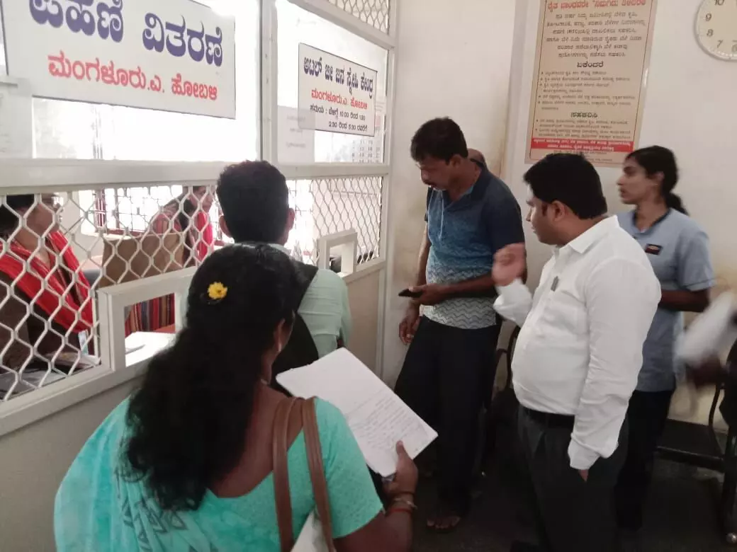 ಸಾರ್ವಜನಿಕ ದೂರಗಳಿಗೆ ತ್ವರಿತವಾಗಿ ಸ್ಪಂದಿಸಲು ಡಿಸಿ ಸೂಚನೆ: ಮಂಗಳೂರು ತಾಲೂಕು ಕಚೇರಿಗೆ ಭೇಟಿ ಸಾರ್ವಜನಿಕ ದೂರಗಳಿಗೆ ತ್ವರಿತವಾಗಿ ಸ್ಪಂದಿಸಲು ಡಿಸಿ ಸೂಚನೆ: ಮಂಗಳೂರು ತಾಲೂಕು ಕಚೇರಿಗೆ ಭೇಟಿ