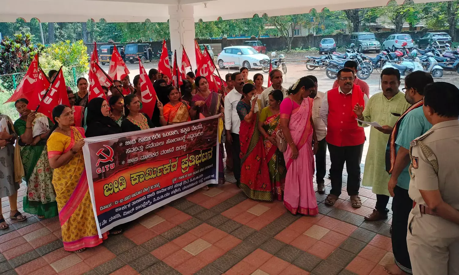 ಬೀಡಿ ಕಾರ್ಮಿಕರ ತುಟ್ಟಿಭತ್ಯೆ, ಕನಿಷ್ಠ ಕೂಲಿ, ವಿವಿಧ ಬೇಡಿಕೆಗಳನ್ನು ಈಡೇರಿಸುವಂತೆ ಒತ್ತಾಯಿಸಿ ಧರಣಿ