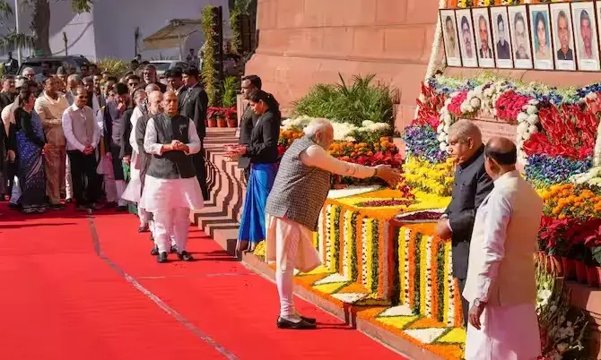 ಸಂಸತ್ ಮೇಲೆ ದಾಳಿ: ಹುತಾತ್ಮ ಭದ್ರತಾ ಸಿಬ್ಬಂದಿಗೆ ಶ್ರದ್ಧಾಂಜಲಿ ಸಲ್ಲಿಸಿದ ಮೋದಿ