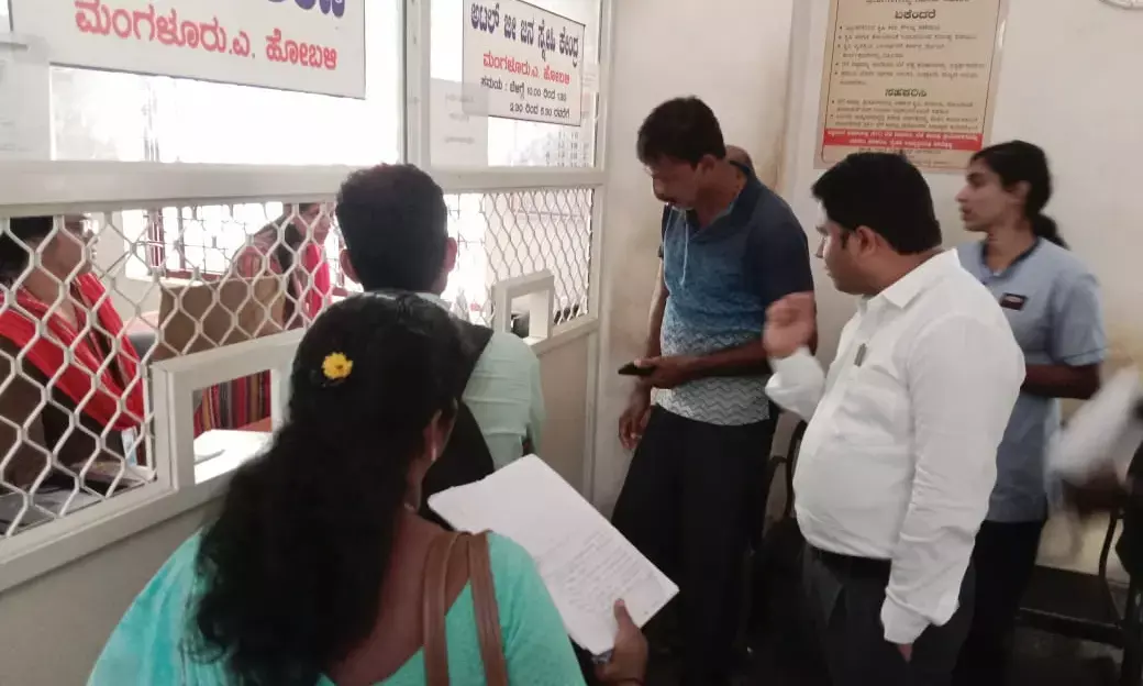 ಸಾರ್ವಜನಿಕ ದೂರಗಳಿಗೆ ತ್ವರಿತವಾಗಿ ಸ್ಪಂದಿಸಲು ಡಿಸಿ ಸೂಚನೆ: ಮಂಗಳೂರು ತಾಲೂಕು ಕಚೇರಿಗೆ ಭೇಟಿ