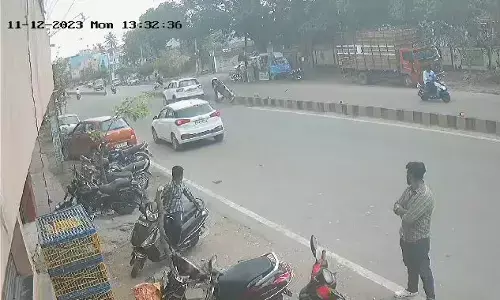 ಚಿಕ್ಕಮಗಳೂರು: ಓವರ್ ಟೇಕ್ ಮಾಡುವ ಭರದಲ್ಲಿ ದ್ವಿಚಕ್ರ ವಾಹನಕ್ಕೆ ಢಿಕ್ಕಿ ಹೊಡೆದು ಪರಾರಿಯಾದ ಕಾರು