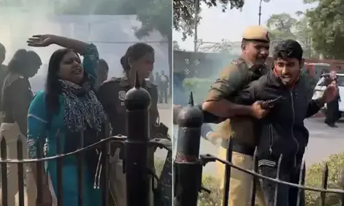 ಲೋಕಸಭೆಯಲ್ಲಿ ಭದ್ರತಾ ಲೋಪ: ಸಂಸತ್ತಿನ ಹೊರಗೆ ಪ್ರತಿಭಟಿಸುತ್ತಿದ್ದ ಓರ್ವ ಮಹಿಳೆ ಸಹಿತ ಇಬ್ಬರು ವಶಕ್ಕೆ