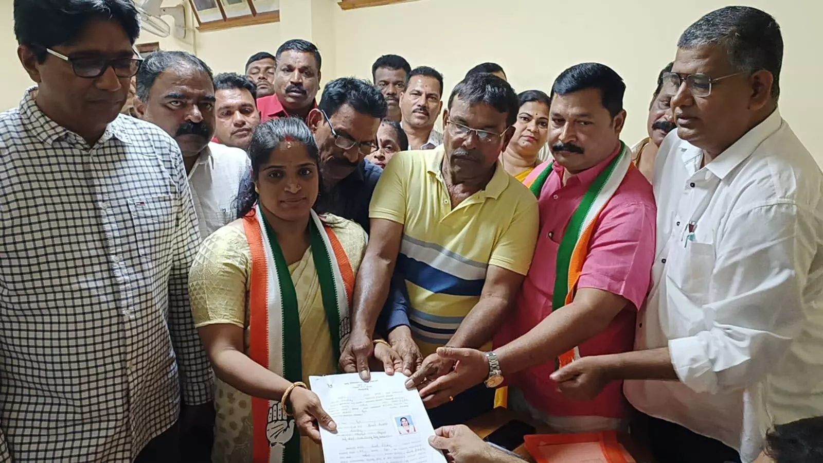 ಉಡುಪಿ: ಪೆರಂಪಳ್ಳಿ ವಾರ್ಡಿಗೆ ಉಪಚುನಾವಣೆ; ಕಾಂಗ್ರೆಸ್ ಪಕ್ಷದಿಂದ ಶ್ರುತಿ ನಾಮಪತ್ರ ಸಲ್ಲಿಕೆ ಉಡುಪಿ: ಪೆರಂಪಳ್ಳಿ ವಾರ್ಡಿಗೆ ಉಪಚುನಾವಣೆ; ಕಾಂಗ್ರೆಸ್ ಪಕ್ಷದಿಂದ ಶ್ರುತಿ ನಾಮಪತ್ರ ಸಲ್ಲಿಕೆ