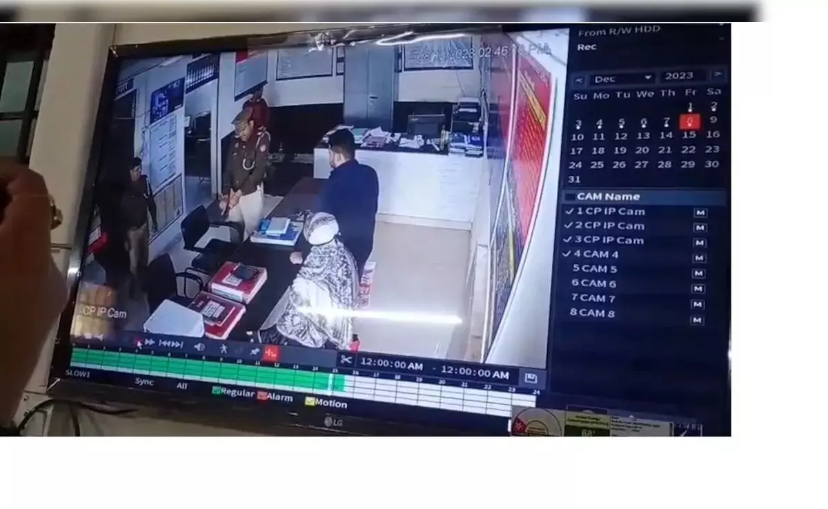 ಉತ್ತರಪ್ರದೇಶ: ಪೊಲೀಸ್ ಅಧಿಕಾರಿಯ ಗುಂಡಿನಿಂದ ಗಾಯಗೊಂಡ ಮಹಿಳೆ ಸಾವು ಉತ್ತರಪ್ರದೇಶ: ಪೊಲೀಸ್ ಅಧಿಕಾರಿಯ ಗುಂಡಿನಿಂದ ಗಾಯಗೊಂಡ ಮಹಿಳೆ ಸಾವು