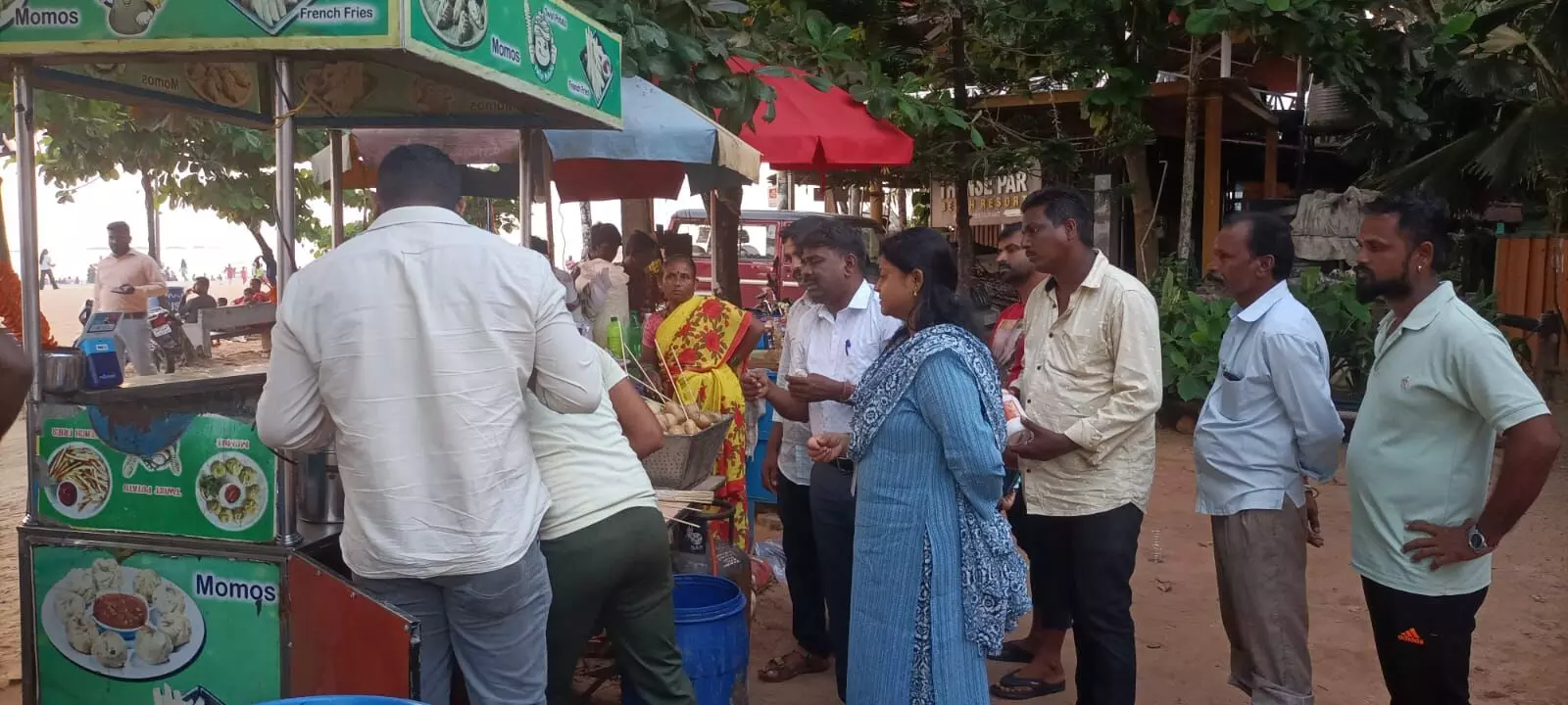 ಮಲ್ಪೆ: ಬೀಚ್ ಹೊಟೇಲ್ಗಳಿಗೆ ಪೌರಾಯುಕ್ತರಿಂದ ದಾಳಿ, ಎಚ್ಚರಿಕೆ ಮಲ್ಪೆ: ಬೀಚ್ ಹೊಟೇಲ್ಗಳಿಗೆ ಪೌರಾಯುಕ್ತರಿಂದ ದಾಳಿ, ಎಚ್ಚರಿಕೆ