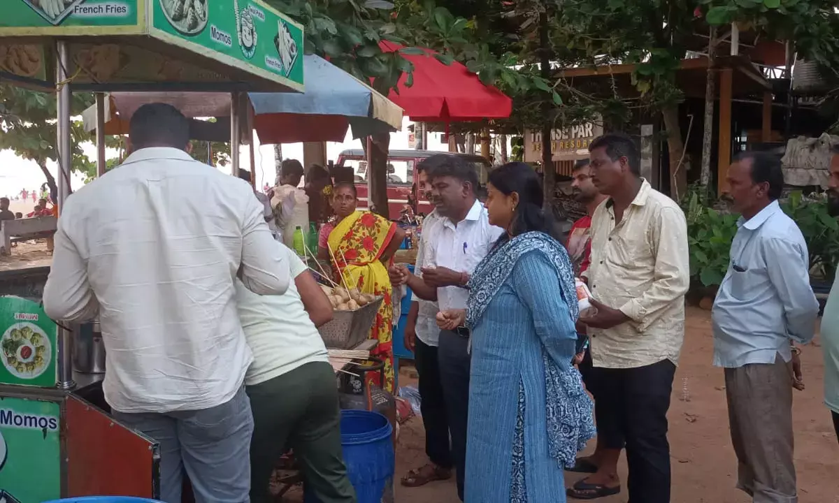 ಮಲ್ಪೆ: ಬೀಚ್ ಹೊಟೇಲ್‌ಗಳಿಗೆ ಪೌರಾಯುಕ್ತರಿಂದ ದಾಳಿ, ಎಚ್ಚರಿಕೆ