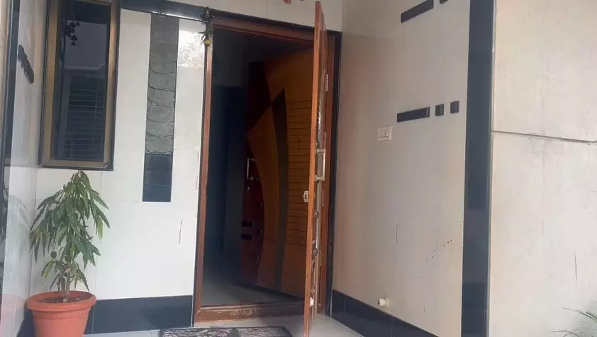 ವಿಜಯಪುರ: ಸೆಕ್ಯುರಿಟಿ ಗಾರ್ಡ್ ಗೆ ಹಲ್ಲೆಗೈದು ಮನೆಯಿಂದ ನಗ-ನಗದು ಕಳವು ವಿಜಯಪುರ: ಸೆಕ್ಯುರಿಟಿ ಗಾರ್ಡ್ ಗೆ ಹಲ್ಲೆಗೈದು ಮನೆಯಿಂದ ನಗ-ನಗದು ಕಳವು